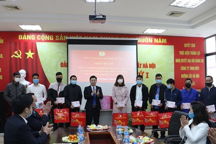 Chủ tịch Liên đoàn Lao động TP Hà Nội Nguyễn Phi Thường tặng quà cho người lao động khó khăn. Ảnh: Ngọc Ánh.