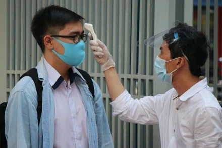 Trường THPT Nguyễn Du, quận 10, TP Hồ Chí Minh đo thân nhiệt học sinh trước khi vào lớp học.