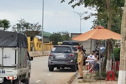 Đà Nẵng kiểm soát người ra vào cửa ngõ thành phố phòng, chống dịch Covid-19.