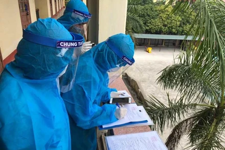 Lực lượng chức năng phường Hải Tân lập biên bản vụ việc.