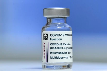 Một lọ vaccine ngừa Covid-19 của AstraZeneca được chụp tại Dublin, Ireland, ngày 14-2. Ảnh: Reuters.
