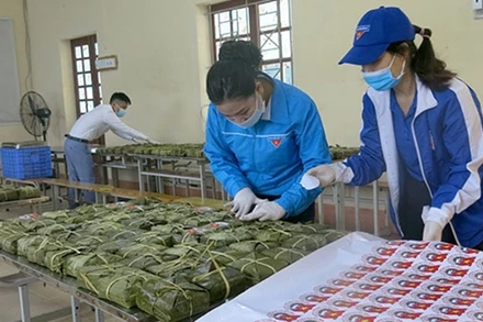 Chuẩn bị chuyển bánh chưng vào vùng dịch.