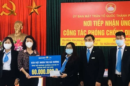 Bảo hiểm nhân thọ Hải Dương tặng quà ủng hộ TP Chí Linh 