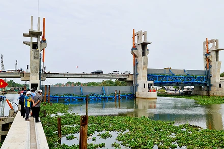 Vận hành đóng cống Cái Bé, ngày 5-2.