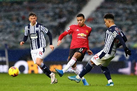 Greenwood (áo đỏ, Man United) tranh bóng với hai cầu thủ West Brom.