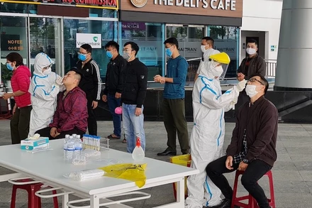 CDC Đà Nẵng lấy mẫu xét nghiệm cho gần 1.300 người làm việc tại CHKQT Đà Nẵng