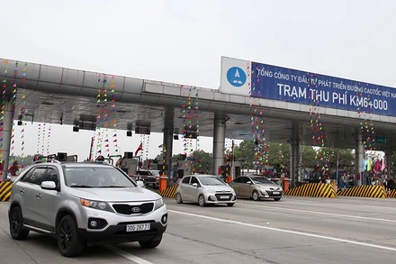 Theo ghi nhận của phóng viên, trong chiều 16/2, tại các tuyến đường cửa ngõ TP Hà Nội như: đường cao tốc Nội Bài - Lào Cai, cao tốc Pháp Vân - Cầu Giẽ, tuyến Quốc lộ 1 cũ, đường Giải Phóng… các phương tiện tăng cao đổ dồn vào nội đô thành phố.