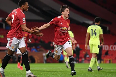 D. James (phải) ghi bàn thứ 2 cho Man United.