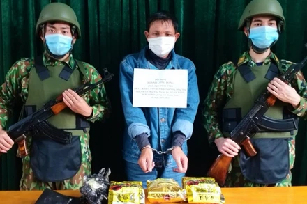 Đối tượng và tang vật bị bắt giữ.