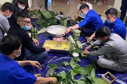 Anh em thợ mỏ gói bánh chưng đón Xuân tại đơn vị. 