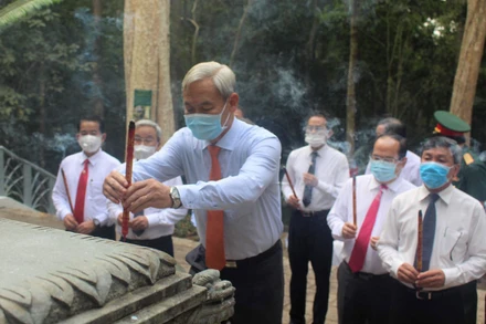 Các đại biểu dâng hương tại Bia tưởng niệm Trung ương Cục miền Nam.