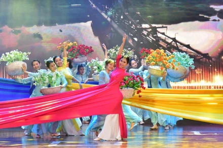 Các nghệ sĩ tập luyện chuẩn bị cho chương trình.