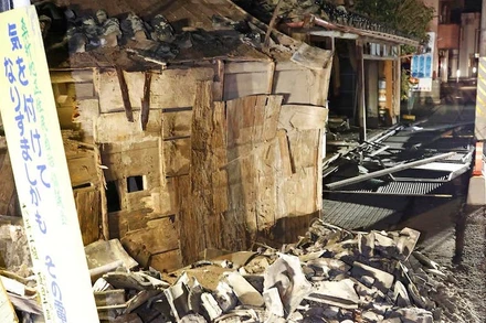 Một ngôi nhà bị hư hại do động đất ở Koorimachi, tỉnh Fukushima, đông bắc Nhật Bản. (Ảnh: AP)