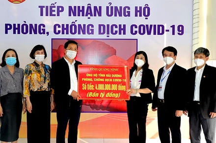 Lãnh đạo tỉnh Quảng Ninh trao biểu trưng ủng hộ Hải Dương bốn tỷ đồng.