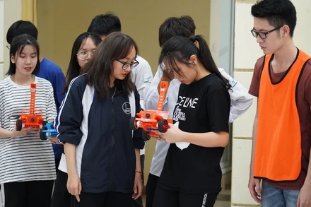 Học sinh, sinh viên tại vòng chung kết HUS Racing 2020 - cuộc thi đua xe mô hình ô-tô tự động có sử dụng các kiến thức nền tảng và nâng cao về điện tử, tin học, máy tính và công nghệ thông tin.
