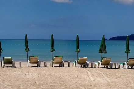 Một bãi biển vắng du khách ở Phuket, Thái Lan đầu năm 2021. (Ảnh: Bưu điện Bangkok)