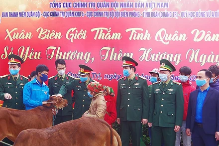 Ban Tổ chức chương trình "Xuân biên giới thắm tình quân dân" trao bò giống tặng bà con nông dân.