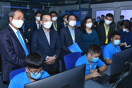 Chủ tịch UBND thành phố Chu Ngọc Anh tham quan trung tâm dữ liệu tại tập đoàn CMC. Ảnh: Duy Linh.