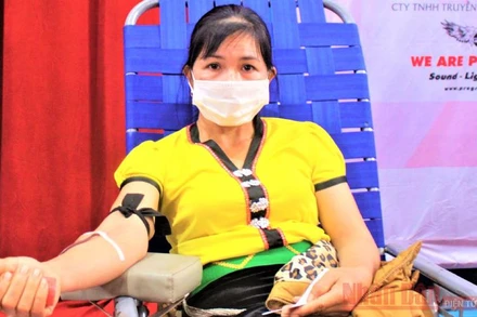 Người dân huyện Ea Kar tham gia hiến máu tình nguyện.