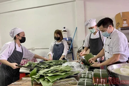 Người Việt tại thủ đô Bangkok tổ chức gói bánh chưng chào đón Tết Tân Sửu 2021