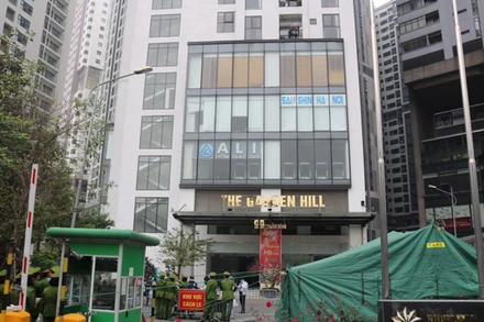 Lực lượng chức năng phong toả toà nhà The Garden Hill, số 99 phố Trần Bình, phường Mỹ Đình 2. Ảnh: KTĐT
