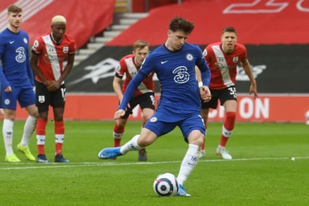 M. Mount (áo xanh) sút phạt 11m gỡ hòa 1-1 cho Chelsea.