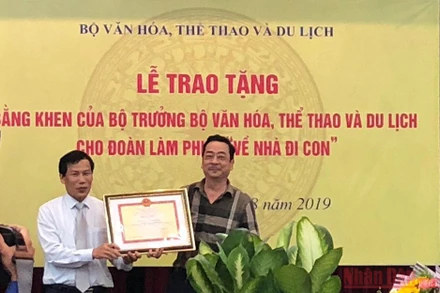 NSND Hoàng Dũng nhận bằng khen của Bộ Văn hóa, Thể thao và Du lịch cùng đoàn làm phim "Về nhà đi con".
