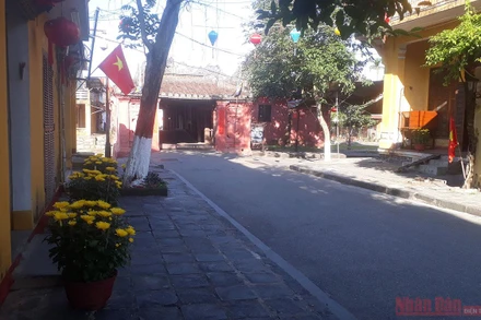 Buổi sáng mùng 1 Tết, theo truyền thống của người Việt, mọi người ở nhà cúng tổ tiên, ăn uống, chúc Tết, sau đó mới đi lễ chùa. 