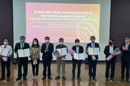 Trao Giấy chứng nhận đăng ký đầu tư, Chủ trương nghiên cứu đầu tư cho các dự án đầu năm mới 2021.