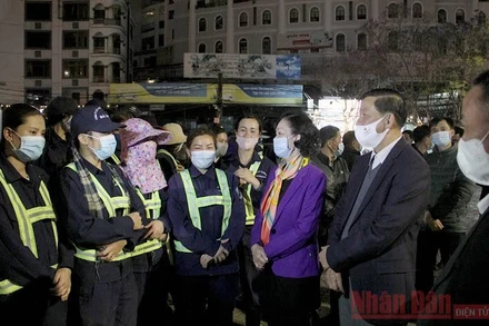 Đồng chí Trương Thị Mai và lãnh đạo tỉnh Lâm Đồng trò chuyện cùng công nhân đô thị Đà Lạt.