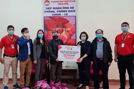 Đại diện Tập đoàn Central Retail tại Việt Nam trao bảng tượng trưng hàng thiết yếu trị giá 200 triệu đồng ủng hộ tỉnh Hải Dương.