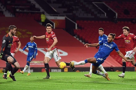 Calvert-Lewin (áo xanh, giữa) ghi bàn cân bằng tỷ số 3-3 cho Everton.