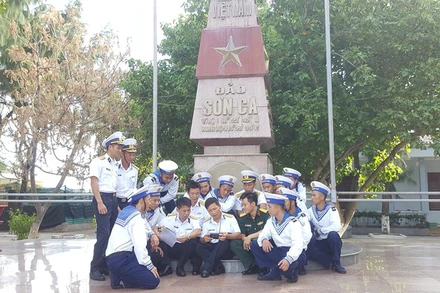 Cán bộ, chiến sĩ trên đảo Sơn Ca (Trường Sa, Khánh Hòa) theo dõi tin tức về Đại hội XIII của Đảng. Ảnh: PHONG NGUYÊN