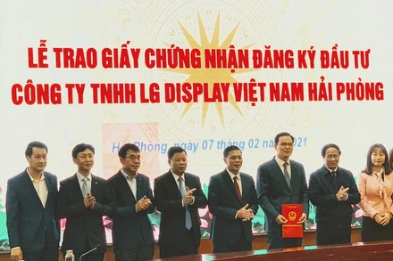 Quang cảnh trao Giấy chứng nhận đầu tư