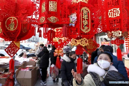 Sắc đỏ đặc trưng của lễ hội đón năm mới đã bao phủ một khu chợ của TP Thạch Gia Trang, thủ phủ tỉnh Hà Bắc, Trung Quốc. Thành phố này dần trở lại nhịp sống bình thường sau một năm đại dịch Covid-19 bùng phát. (Ảnh: Tân Hoa xã)
