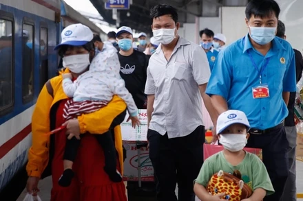 Công nhân lao động TP Hồ Chí Minh lên tàu về quê đón Tết.