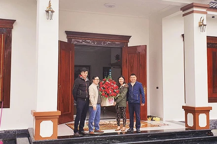 Cán bộ NHCSXH huyện Quỳ Hợp mừng nhà mới gia đình anh Bùi Đức Kiên ở Khối 11, thị trấn Quỳ Hợp, được vay vốn của NHCSXH làm nhà ở theo Quyết định 100/CP.