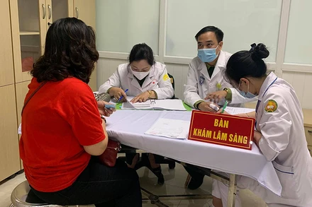 Khám sàng lọc cho tình nguyện viên trước khi tiêm thử nghiệm vaccine.