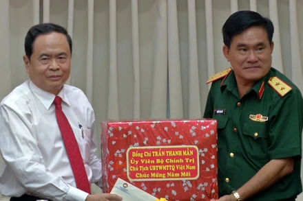 Đồng chí Trần Thanh Mẫn tặng quà cho LLVT Quân khu 9