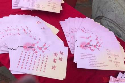 Thơ chúc tết của Hoàng đế Thiệu Trị tại Triển lãm "Cung đình đón Tết" của Trung tâm Lưu trữ Quốc gia trưng bày tại Văn Miếu - Quốc Tử Giám.