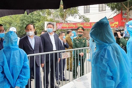 Thường trực Thành ủy Hà Nội kiểm tra công tác phòng, chống Covid-19 tại thôn Bạch Trữ, xã  Tiến Thắng, huyện Mê Linh sáng 2-2