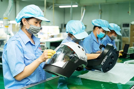 Sản xuất mũ cách ly di động Vihelm. Ảnh: Nhân vật cung cấp