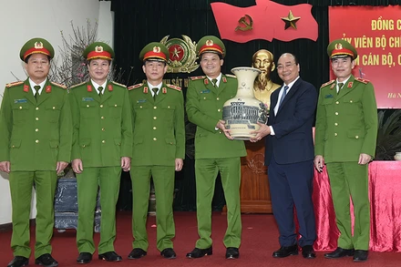 Thủ tướng Nguyễn Xuân Phúc thăm, chúc Tết lực lượng Cảnh sát hình sự.