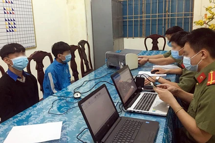 Cơ quan chức năng làm việc với những học sinh liên quan vụ việc.