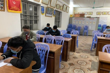 Các công nhân khai báo lịch trình di chuyển với cơ quan chức năng.