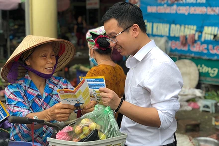 Vận động người dân tham gia bảo hiểm xã hội tự nguyện (Ảnh: VSS).