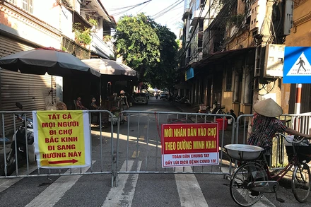 Việc cài đặt ứng dụng Bluezone sẽ giúp truy vết các F1 thuận lợi, nhất là tại những điểm đông người qua lại như chợ dân sinh.