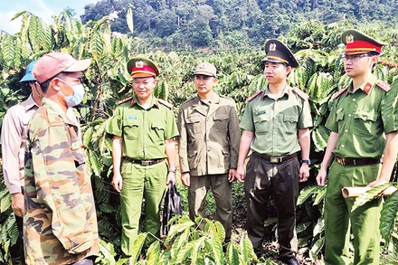 Công an xã Thuận An, huyện Đắk Mil (Đắk Nông) tuyên truyền, vận động người dân nâng cao cảnh giác, tích cực tham gia phòng, chống tội phạm. Ảnh: MINH QUỲNH