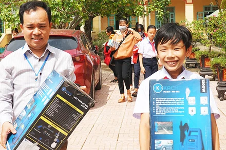 Niềm vui của thầy và trò Trường THCS Triệu Sơn (Triệu Phong, Quảng Trị) khi nhận được món quà từ nhóm thiện nguyện. Ảnh: NGỌC HẢI