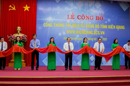 Cắt băng khai trương Cổng thông tin điện tử Đảng bộ tỉnh Kiên Giang.